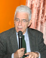 В. Капсамбелис - психиатр, психоаналитик; член Парижского Психоаналитического общества и Международной Психоаналитической Ассоциации; генеральный директор Ассоциации психического здоровья 13 округа Парижа (AMS 13); в профессии с 1968 года; автор многочисленных статей и книг. Vassilis Kapsambelis